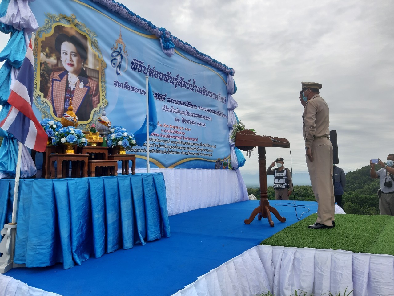 title - พิธีพิธีปล่อยพันธุ์สัตว์น้ำ เนื่องในวันเฉลิมพระชนมพรรษา สมเด็จพระนางเจ้าสิริกิติ์พระบรมราชินีนาถ  พระบรมราชชนนีพันปีหลวง 90 พรรษา 12 สิงหาคม 2565